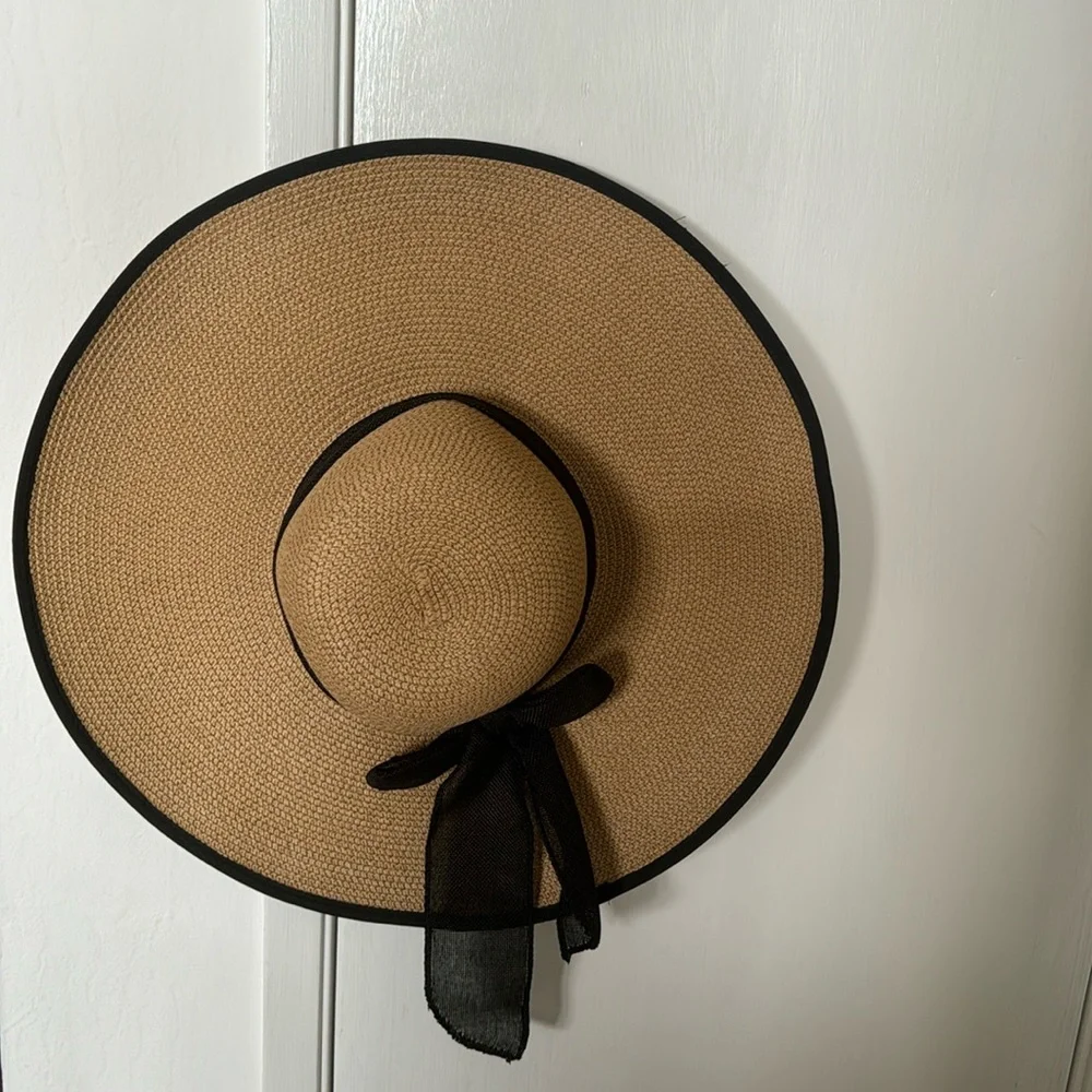 Large sun hat - Picture 1 of 5